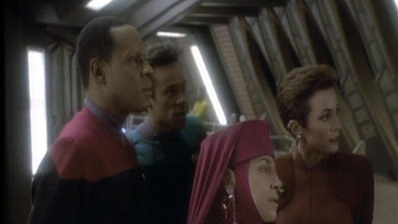 L-R: Benjamin Sisko (Avery Brooks), Doctor Bashir (Alexander Siddig), Kai Opaka (Camille Saviola) und Kira (Nana Visitor). – Bild: Tele 5