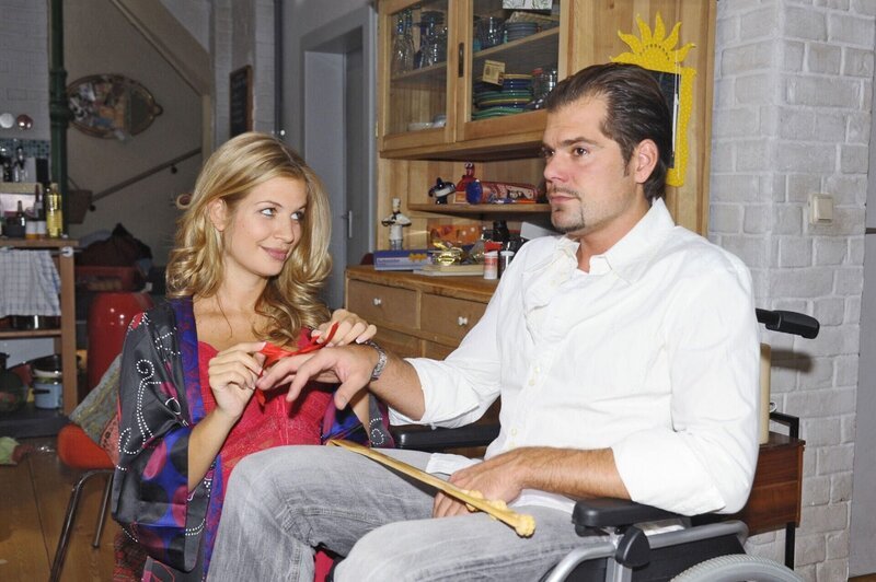 Leon (Daniel Fehlow) hat seinen Heiratsantrag wieder zurückgenommen, weil er sich Verena (Susan Sideropoulos) nicht zumuten will. Doch Verena macht ihm klar, dass sie ihn und die Heirat will … – Bild: RTL