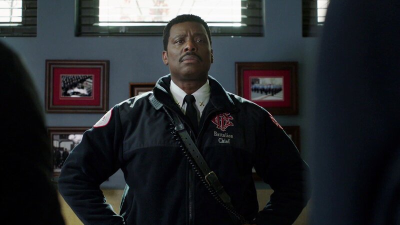 Zwei seiner Männer haben Streit. Nun versucht Chief Boden (Eamonn Walker) herauszufinden was der Grund ist. – Bild: RTL /​ NBCUniversal Media, LLC
