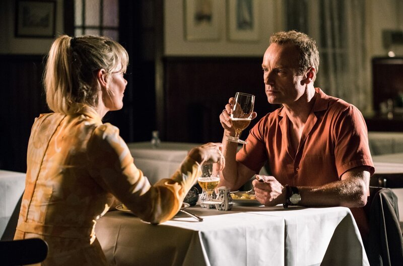 HNO-Ärztin Katrin (Anna Schudt) und der charmante Peter (Mark Waschke) geraten in einen prickelnden Flirt. – Bild: ARD Degeto/Marion von der Mehden HNO-Ärztin Katrin (Anna Schudt) und der charmante Peter (Mark Waschke) geraten in einen prickelnden Flirt. – Bild: ARD Degeto/Marion von der Mehden