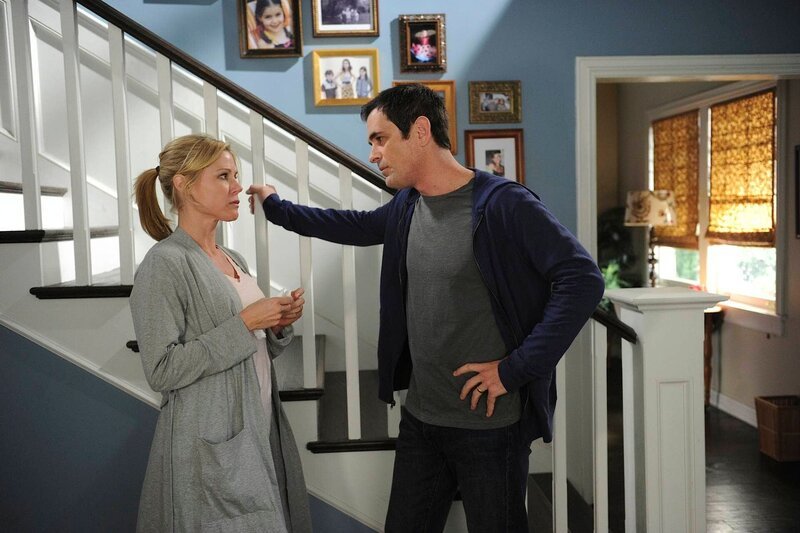 Claire (Julie Bowen) hat ohne Phils (Ty Burrell) Wissen einen Klempner gerufen, der die Wanne reparieren soll. – Bild: Comedy Central
