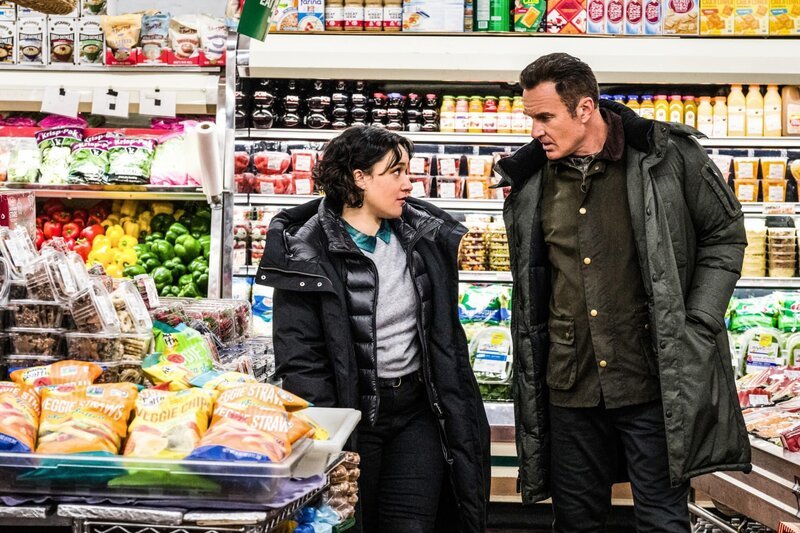 Special Agent Hana Gibson (Keisha Castle-Hughes, l.); Supervisory Special Agent Jess LaCroix (Julian McMahon, r.) – Bild: 2022 CBS Broadcasting Inc. All Rights Reserved. /​ Mark Schafer Lizenzbild frei