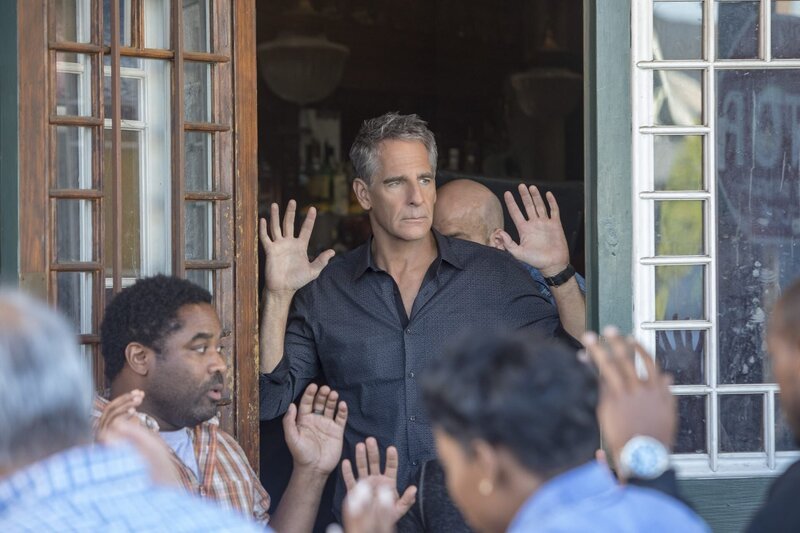 Ist als Geisel in die Hände sprunghafter Diebe geraten: Dwayne Pride (Scott Bakula) … – Bild: CBS Broadcasting, Inc.