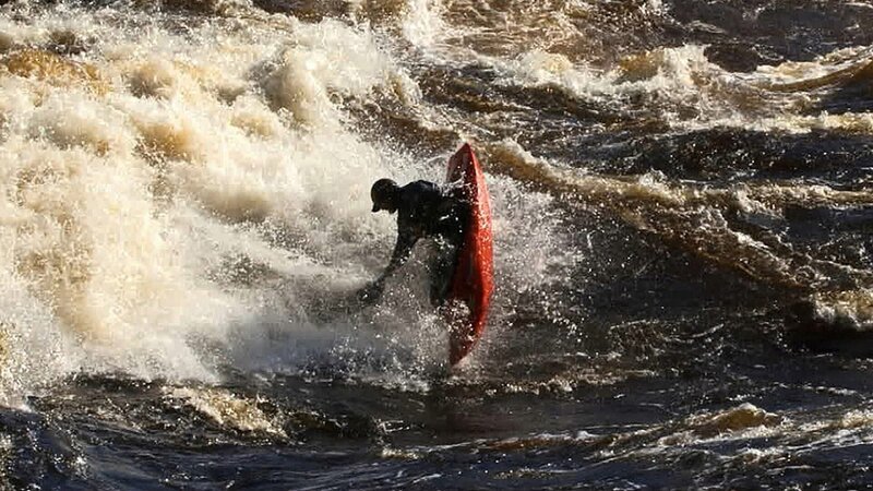 Rush Sturges ist eine Legende unter den Extrem-Freestyle-Kajakfahrern. Im September 2007 nahmen er und sein Kajak-Kollege Tyler Bradt ihren bis dato höchsten Wasserfall in Angriff – die 33 Meter hohen Alexandra Falls. – Bild: N24 Doku