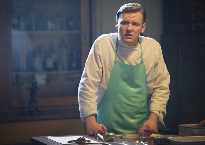 Quirkes Assistent Sinclair (Brian Gleeson) will irgendwann selbst Chefpathologe werden. – Bild: ARD Degeto/​BBC/​Steffan Hill