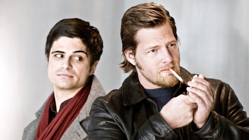 Von links nach rechts: Andreas Kringge (Maximilian Grill) und Mick Brisgau (Henning Baum). – Bild: ORF/​Sevenone International/​Martin Rottenkolber
