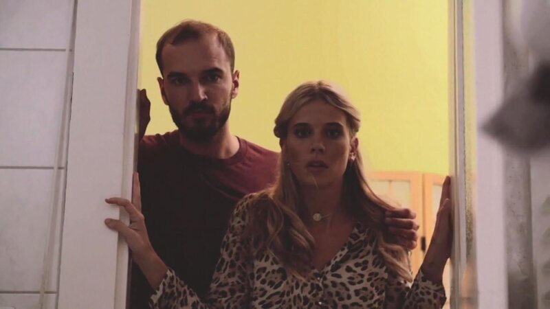 Elisa Roth and her previous tenant. – Bild: Warner Bros. Discovery /​ Tanja Bachetzky