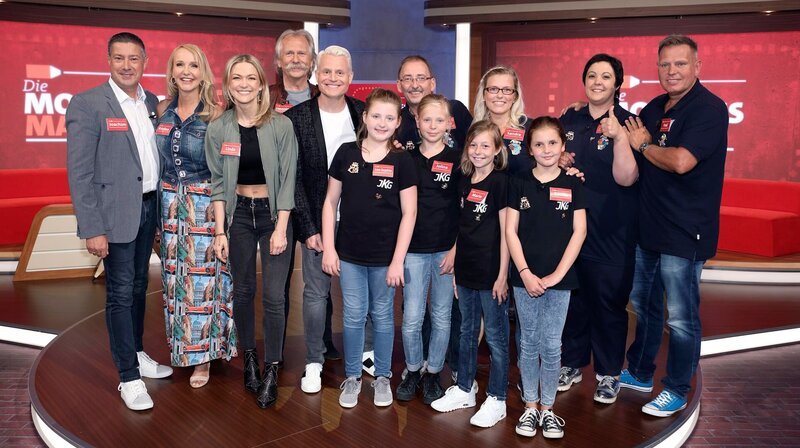 Hinten v. li.: Joachim Llambi, Kristina Bach, Linda Hesse, Henning Krautmacher, Guido Cantz, Stefan Dalheimer, Sandra Pape, Andrea Zillig, Fred Risch; vorne v. li.: Lea-Sophie Schärf, Jolina Risch, Marie Kristin Geiß, Emilia Braun. – Bild: SWR/​Bavaria/​Frank Hempel