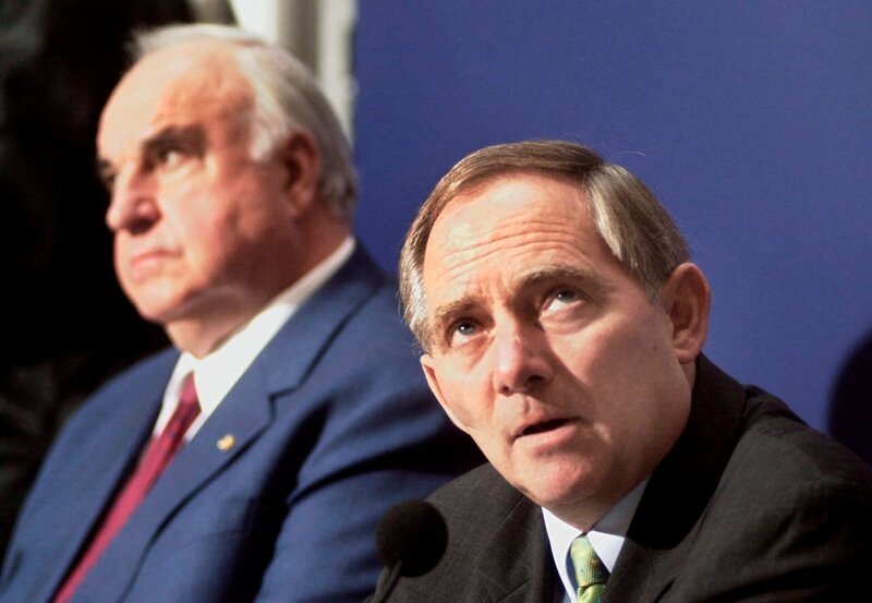 WDR Fernsehen DUELLE, ‚Helmut Kohl gegen Wolfgang Schäuble‘. Die Dokumentation gewährt dem Zuschauer intensive Einblicke in politisches Handeln zweier ‚Machtmenschen‘. – Bild: WDR/​dpa