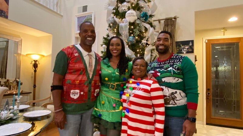 Dr. Ebonie posing with Family in front of Tree (Wide) – Bild: Discovery Communications, LLC