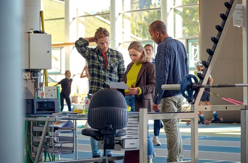 Die Kommissare Jerry Paulsen und Sophia Strasser untersuchen das Trainingszentrum und befragen die Trainer Christoph Schaub und Florian Hüttl. – Bild: ARD/​Savoy Film Productions
