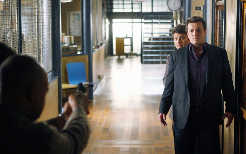 Captain Roy Montgomery (Ruben Santiago-Hudson, l.) zwingt Dick (Jay R. Ferguson, M.), welcher Castle (Nathan Fillion, l.), hinter Vorgehaltener Waffe als Geisel hält, sich zu stellen … – Bild: ABC Studios