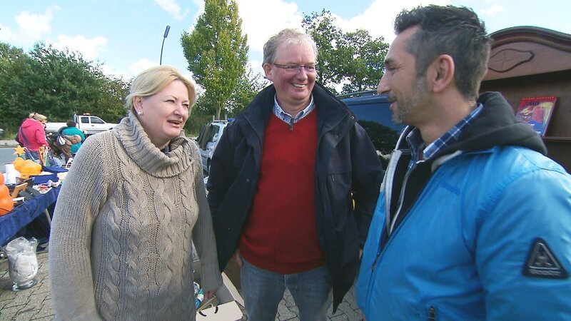 Sabine und Rolf (li.) versuchen mit Mauro Corradinos Hilfe einige Sachen auf dem Flohmarkt an den Mann zu bringen. – Bild: RTL II