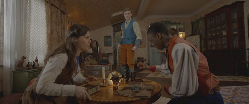 Theo (Eloise Little) und Will (r. Nana Agyeman-Bediako) suchen nach einem Zauber zum Schutz des Museums. Henry (M. Frankie Minchella) fragt nach seiner Freundin Safiya und bekommt keine zufriedenstellende Antwort. – Bild: ZDF/​Cottonwood Media/​ZDF Studios