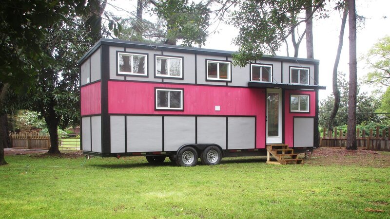 Raquel and Andrew want a minimalist life in a mobile tiny house. – Bild: HGTV