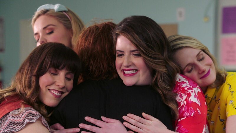 L-R: Cecilia Cannon (Caitlin Barlow), Caroline Watson (Kate Lambert), Deb Adler (Kathryn Renée Thomas), AJ Feldman (Cate Freedman), Mary Louise Bennigan (Katie O’Brien) – Bild: ViacomCBS