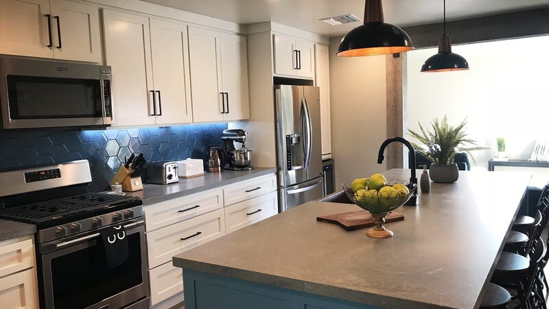 Die Australier Emily und Jay wollen sich ihren amerikanischen Traum erfüllen. Aber der kalifornische Immobilienmarkt in San Fernando Valley ist ein Albtraum. Als sie endlich ein neues Zuhause gefunden haben, werden sie zwischen Baustelle und einer Lebensmittelvergiftung auf eine harte Probe gestellt. – Bild: HGTV
