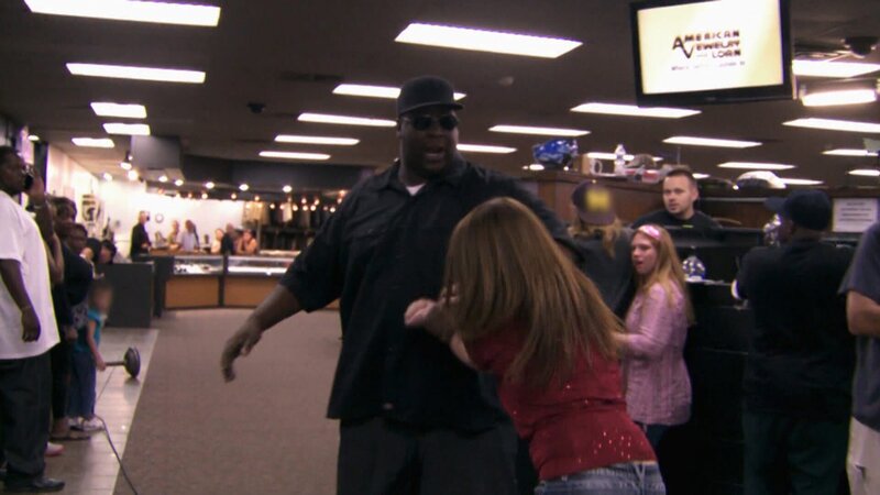 Äußerlich lässt sich Ashley nichts anmerken, doch tief drinnen brodelt es. Denn Karen läuft ihr an der Ladentheke den Rang ab. Wenn es darum ging, Ringe, Ketten und Armbänder an den Mann oder die Frau zu bringen, war Ashley bis dato die uneingeschränkte Nummer eins im „American Jewelry and Loan“. Doch die Zeiten ändern sich. Die neue Mitarbeiterin ist offenbar ein Naturtalent und glänzt in Detroit mit beeindruckenden Verkaufszahlen. Das passt der erfahrenen Konkurrentin gar nicht in den Kram. – Bild: TLC (DEUT)