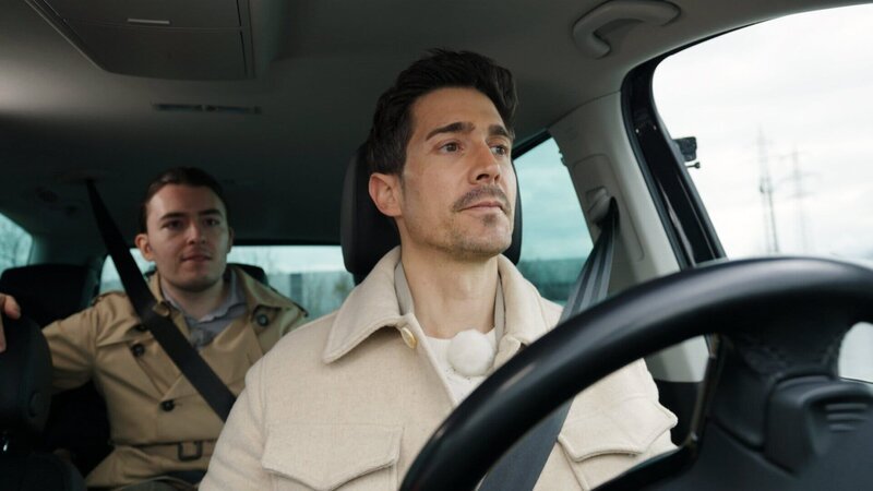 Einstein Stau – was hilft gegen den Verkehrskollaps? Tobias Müller versucht in einem Experiment herauszufinden, wie Stau entsteht – und was dagegen hilft. – Bild: SRF