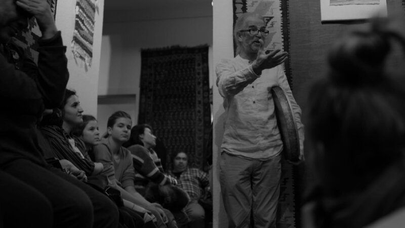 Hamid Saneiy lädt einmal im Monat zum Märchenabend in seine Teppichhandlung ein. Heimat finden wir immer auch in den Geschichten, die wir einander erzählen. – Bild: BR/​rbb/​weltrecorder