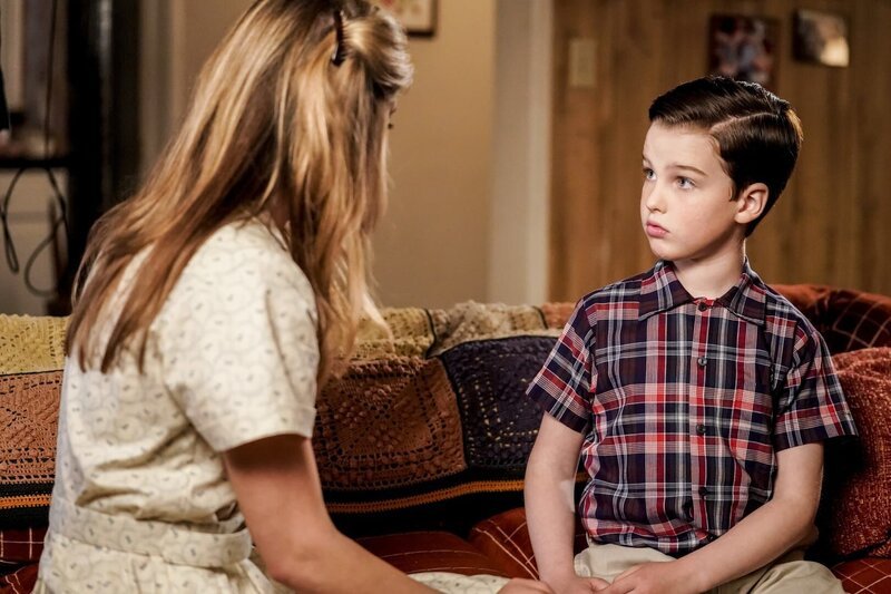 Zweite von links: Sheldon (Iain Armitage) – Bild: Warner Bros. Television