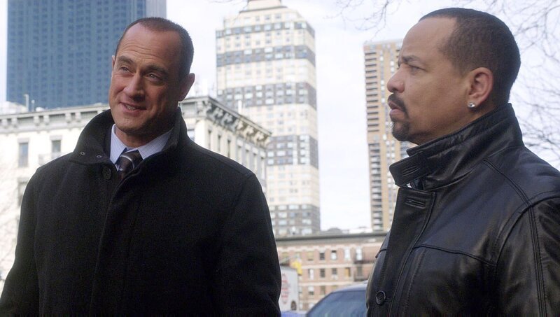 Detective Elliot Stabler (Christopher Meloni) und Odafin „Fin“ Tutuola (Ice-T) versuchen, einen Triebtäter dingfest zu machen. – Bild: VOX