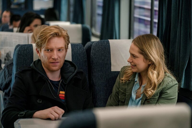 L-R: Billy Johnson (Domhnall Gleeson) and Ruby Richardson (Merritt Wever) – Bild: Die Verwendung ist nur bei redak /​ HBO /​ © Home Box Office, Inc. All rights reserved. HBO® and all related programs are the property of Home Box Office, Inc