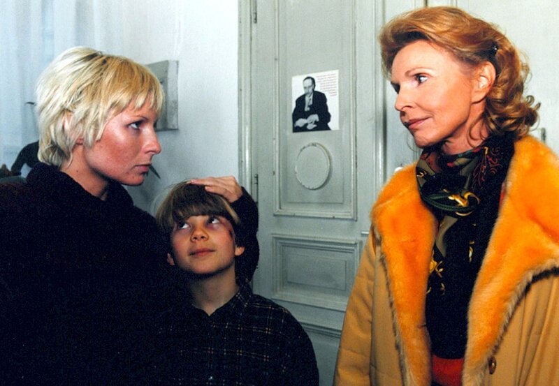 Manuela Bender (Nadine Seiffert, links) darf wegen Verdacht auf Kindesmißhandlung an ihrem Sohn Marius (Patrick Baehr) nicht sehen. Oberschwester Ingrid (Jutta Kammann, rechts) will wissen, ob der Verdacht berechtigt ist … – Bild: MDR/​Krajewski