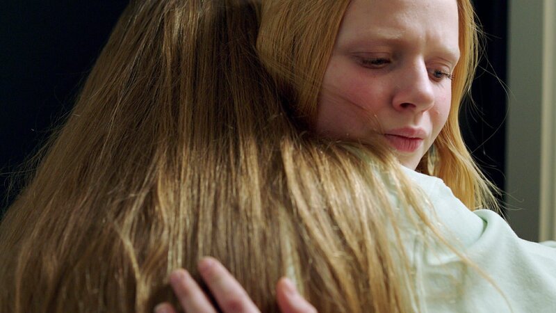 Eigentlich will Sanne (Tilde Ender Søvik, r.) ihrer Freundin Tara (Maya Ystenes) gestehen, dass sie Daniel geküsst hat, doch Tara ist traurig, weil Daniel mit ihr Schluss gemacht hat. – Bild: ZDF/​NRK Super