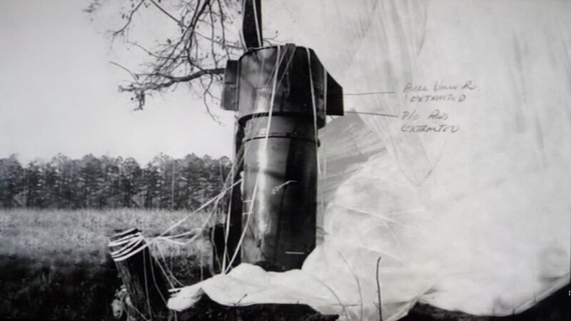 Beim Absturz eines Bombers in Goldsboro (USA) gingen auch zwei Wasserstoffbomben nieder, die jedoch nicht detonierten. Bei einer der Bomben öffnete sich der Fallschirm, wodurch sie relativ unbeschädigt blieb. – Bild: Cinétévé