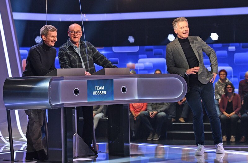 Moderator Jörg Pilawa mit den Kandidaten des Teams „Hessen“: Michael Kessler und Bodo Bach, beide Komiker. – Bild: ARD/​Uwe Ernst