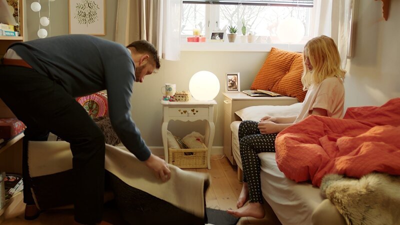 Sannes Vater entfernt den Teppich, um Sanne das Aufstehen zu erleichtern. – Bild: ZDF/​NRK Super