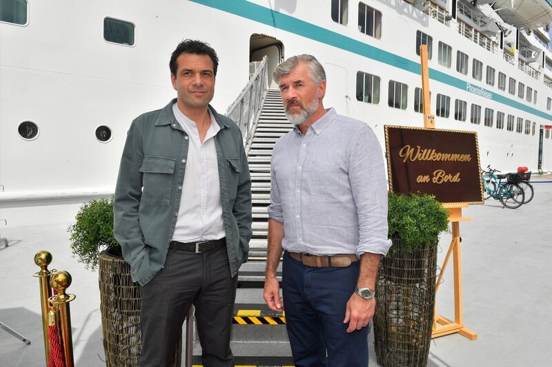 Staff-Kapitän Martin Grimm trifft in Kapstadt Vanessas Verlobten, Tobias Gronau. – Bild: ZDF und Dirk Bartling