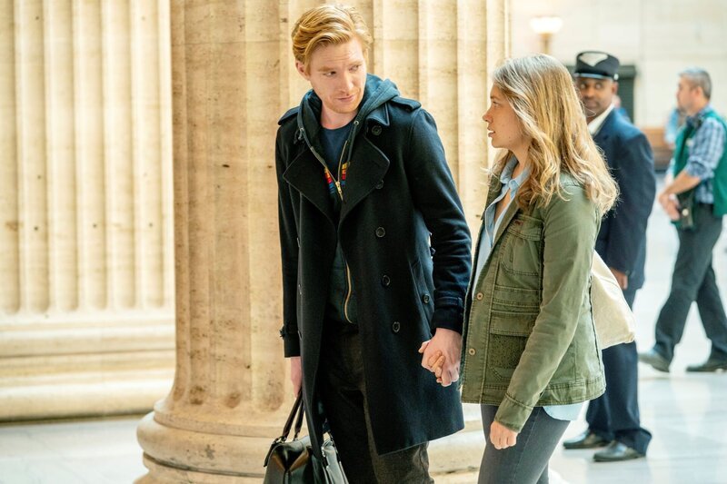 L-R: Billy Johnson (Domhnall Gleeson) and Ruby Richardson (Merritt Wever) – Bild: Die Verwendung ist nur bei redak /​ HBO /​ © Home Box Office, Inc. All rights reserved. HBO® and all related programs are the property of Home Box Office, Inc