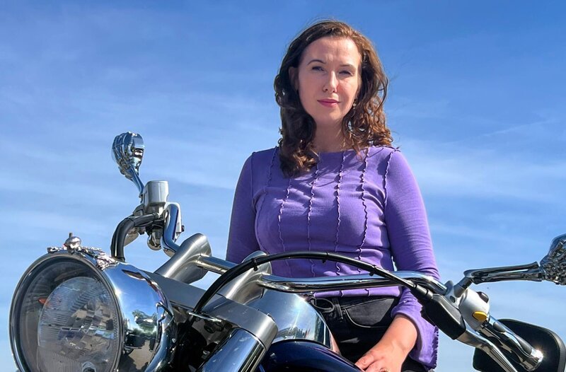 Das erste Mal auf der Harley: Reporterin Madelaine Meier probiert es aus – Bild: MDR/​Pauline Büddicker