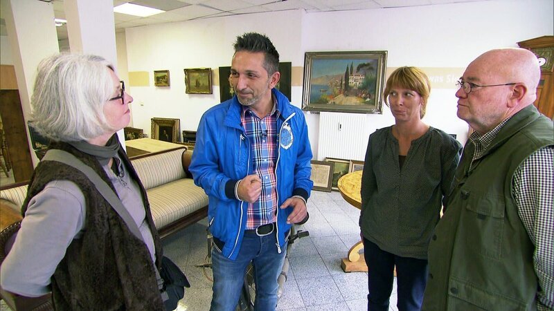 Trödelexperte Mauro Corradino mit Heiderose (li.), Giovanni (re.) und deren Tochter Giulia. – Bild: RTL II