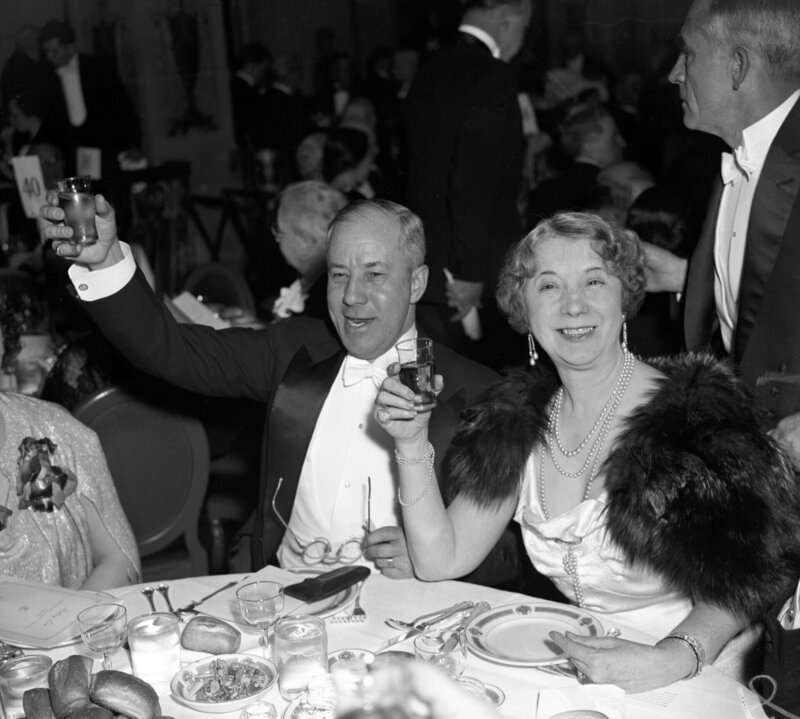 Mrs. Herbert Wolff und Robert Blakely, beim Abendessen der American Liberty League in Washington, D.C. – Bild: ORF/​ARTE FRANCE/​Bettmann Archive/​Getty Images