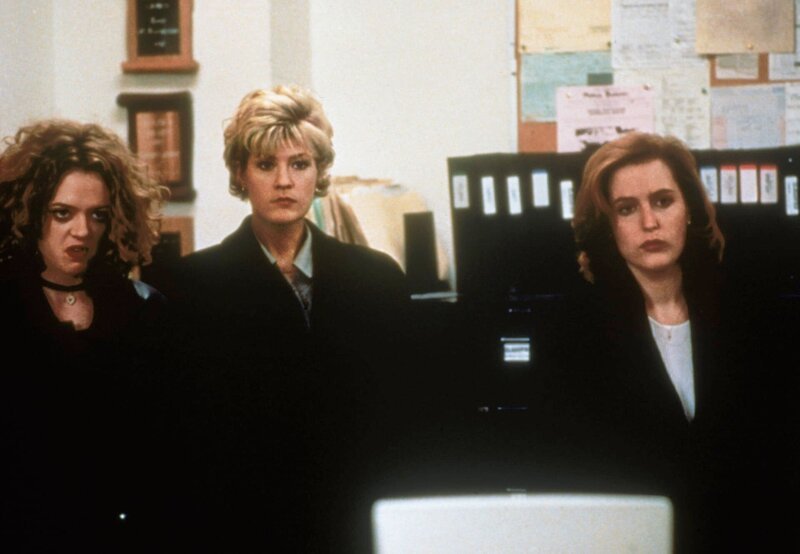 (v.l.n.r:) Margi Kleinjan (Wendy Benson-Landes), Det. Angela White (Dana Wheeler-Nicholson ); Dana Scully (Gillian Anderson) – Bild: OPTN