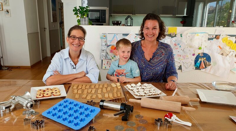 Vanillekipferl, Zimtsterne, Ausstechkekse – der betörende Duft frisch gebackener Plätzchen läutet die Feiertagsstimmung ein. Kleine Backhelfer sollen dabei Zeit und Nerven sparen. Ob das stimmt, testet Hauswirtschaftsmeisterin Yvonne Willicks gemeinsam mit Natalie und Lenny Droste. – Bild: WDR/​solis TV