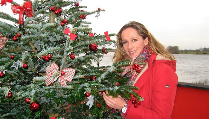 Der Duft von Glühwein und Plätzchen, festlich geschmückte Innenstädte, bunte Lichter an Tannenbäumen und besinnlich-fröhliche Musik. Tamina Kallert erlebt die stimmungsvolle Adventszeit am Niederrhein, besucht ganz besondere Weihnachtsmärkte und lernt Weihnachtsrituale auf beiden Seiten der Grenze kennen. – Bild: WDR/​Monika Winhuisen