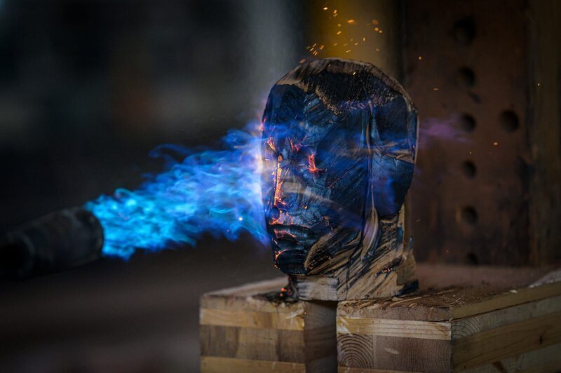 Detailaufnahme von brennender Skulptur – Bild: Sebastian Marko, ServusTV
