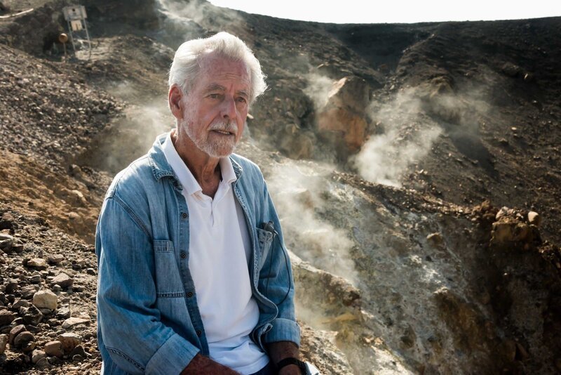 Floyd McCoy auf dem Vulkan Nea Kameni. – Bild: Paul Williams /​ Blink Entertainment