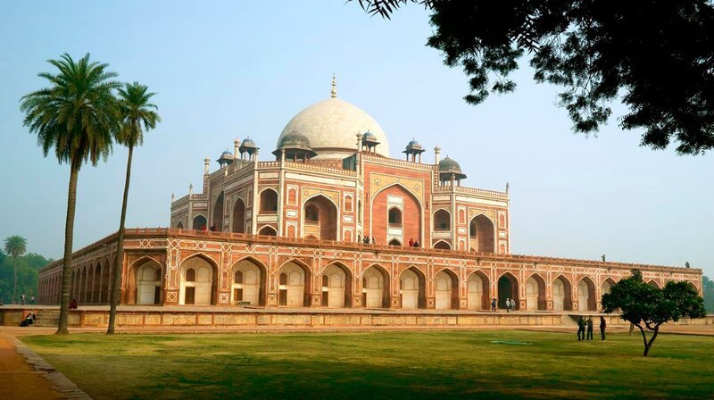 Auf seiner zweiten Reise stellt Moderator Christopher Clark Highlights des UNESCO-Weltkulturerbes zwischen Mumbai und dem Himalaya vor, vom Taj Mahal bis zu den Burgen Rajasthans. – Bild: phoenix/​ZDF