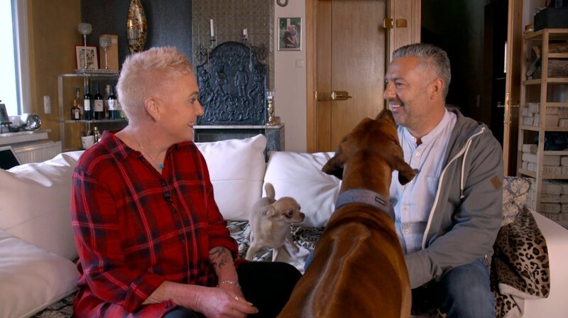 Hundecoach Andreas Ohligschläger mit Hundehalterin Susanne und ihren Hunden Easy und Djambo. – Bild: WDR/​Fernsehkraft UG