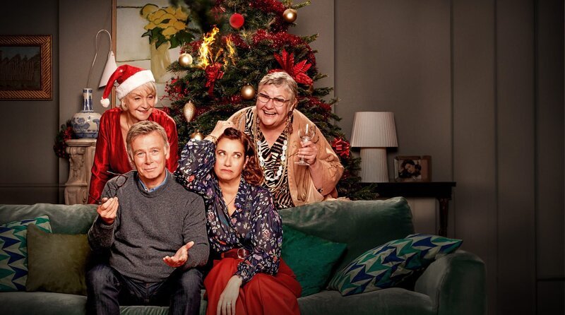Weihnachten mal anders: Vincent Barand (Franck Dubosc, li.) überredet seine Frau Béatrice (Emmanuelle Devos, re.) zu einem Akt christlicher Nächstenliebe und lädt die beiden Die beiden Freundinnen Monique (Danièle Lebrun, hinten li.) und Jeanne (Danielle Fichaud, hinten re.) ein. – Bild: WDR/Arnaud Borrel/2023 Gaumont – TF1 Films Production Weihnachten mal anders: Vincent Barand (Franck Dubosc, li.) überredet seine Frau Béatrice (Emmanuelle Devos, re.) zu einem Akt christlicher Nächstenliebe und lädt die beiden Die beiden Freundinnen Monique (Danièle Lebrun, hinten li.) und Jeanne (Danielle Fichaud, hinten re.) ein. – Bild: WDR/Arnaud Borrel/2023 Gaumont – TF1 Films Production