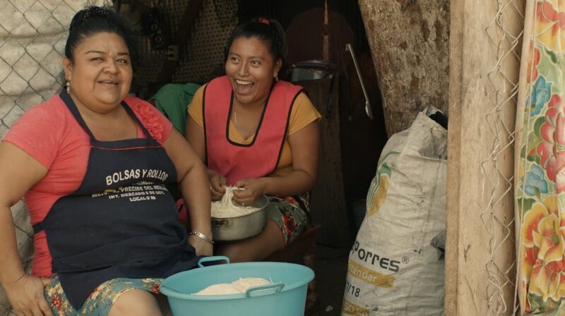 Matriarchale Strukturen in Mexiko? Der Film begleitet drei Generationen von Marktfrauen in ihrem Alltag und entdeckt dabei die Wege der Waren und die Menschen im Ort Juchitán de Zaragoza, Oaxaca. Der Film ist ein Abschlussfilm der Deutschen Film- und Fernsehakademie Berlin (DFFB) – Martina und Adela bei der Arbeit. – Bild: rbb/​DFFB