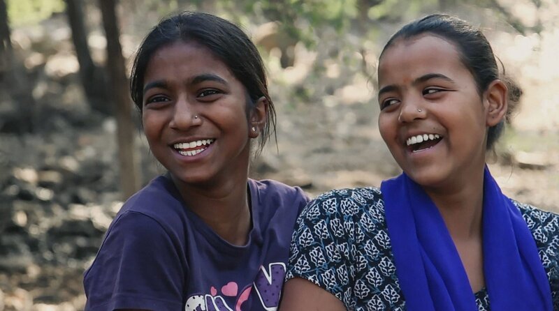 Riya ist 14. Sie lebt mit ihrer besten Freundin Soni in einem Slum in Neu-Dehli, der Hauptstadt Indiens. Beide träumen von einem selbstbestimmten Leben und einer Karriere als Armeeoffizier, doch durch die geplante Verheiratung kollidieren ihre Träume mit der indischen Realität. Der Film ist ein Abschlussfilm der Deutschen Film- und Fernsehakademie Berlin (DFFB). – Riya und ihre beste Freundin Soni. – Bild: rbb/​Gina Guzy/​DFFB