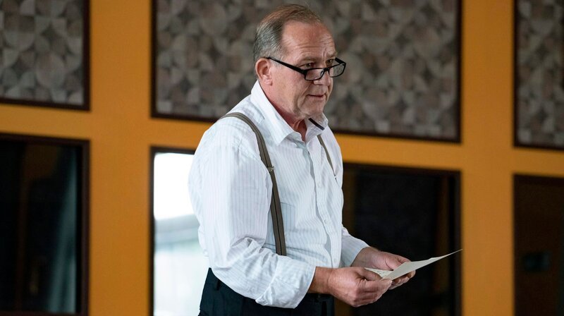 Der letzte Wille: Frank (Uwe Preuss) sorgt für eine faustdicke Überraschung. – Bild: ARD Degeto/​Georges Pauly