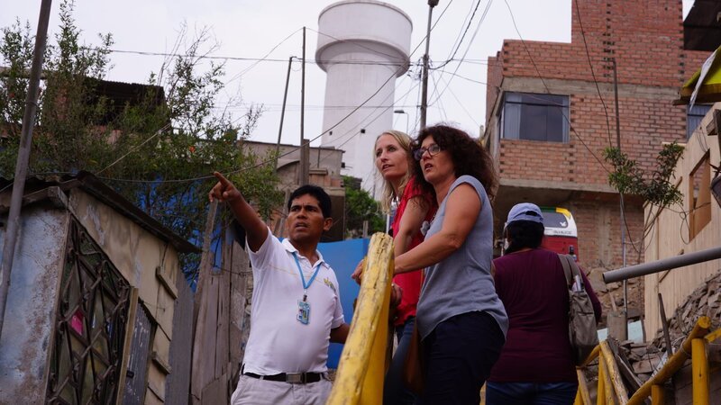 Besuch der Passagiere Bettina Rohn und Eva Astfalk im Slum Shantytown in Lima Peru. – Bild: Bewegte Zeiten Filmproduktion GmbH/​BR/​Deborah Stöckle