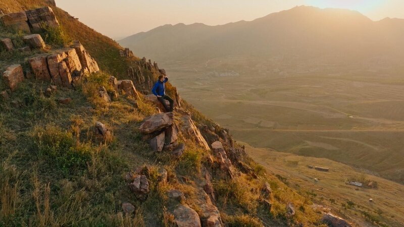 Ash Dykes ruht sich auf den Felsen der großen Mauer in Pingdingshan City aus – Bild: RTL /​ CICC & CMG